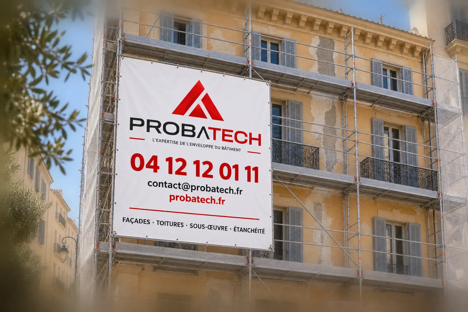 Illustration d’un chantier de rénovation de façade marseillaise avec échafaudage et panneau PROBATECH