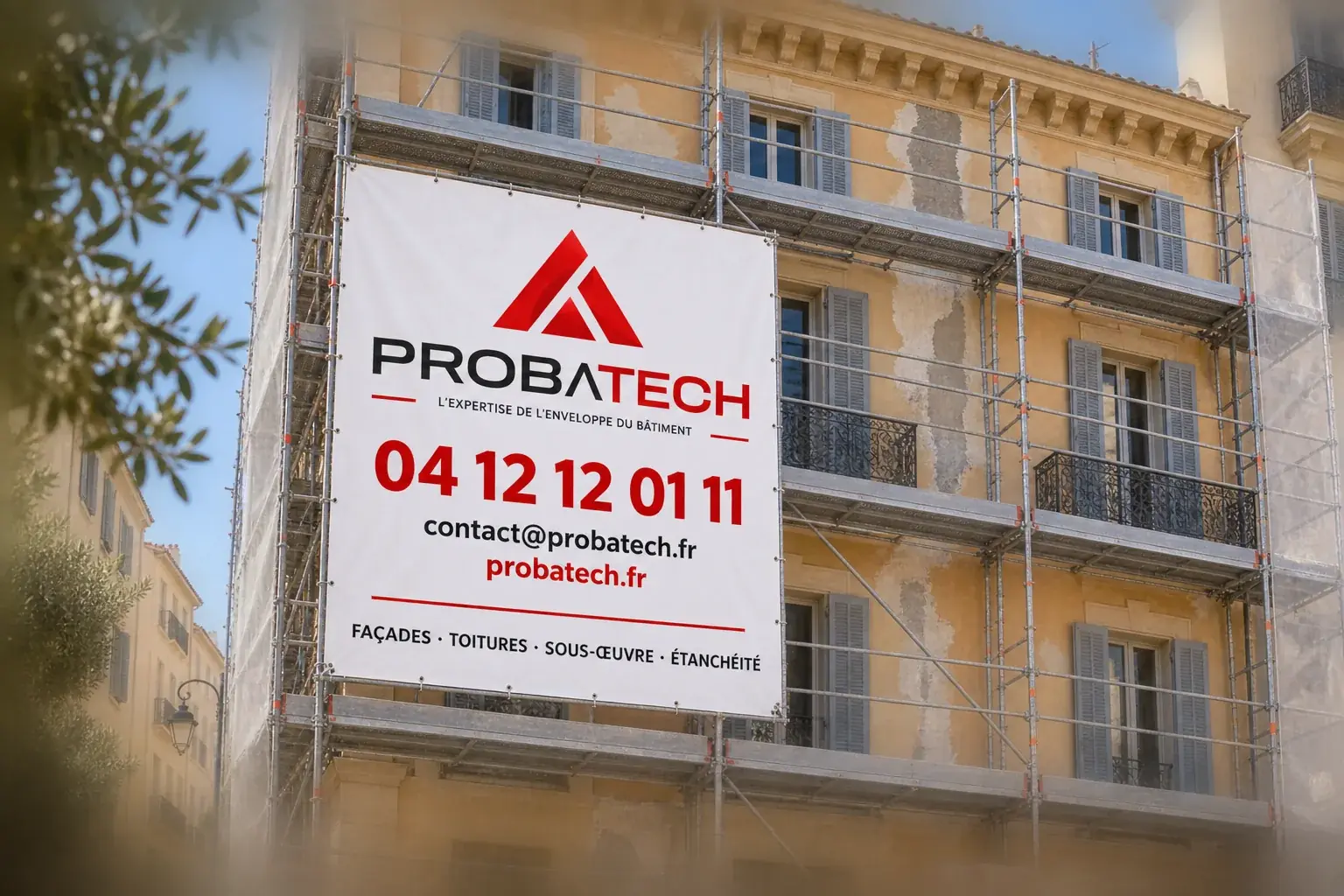 Illustration d’un chantier de rénovation de façade marseillaise avec échafaudage et panneau PROBATECH